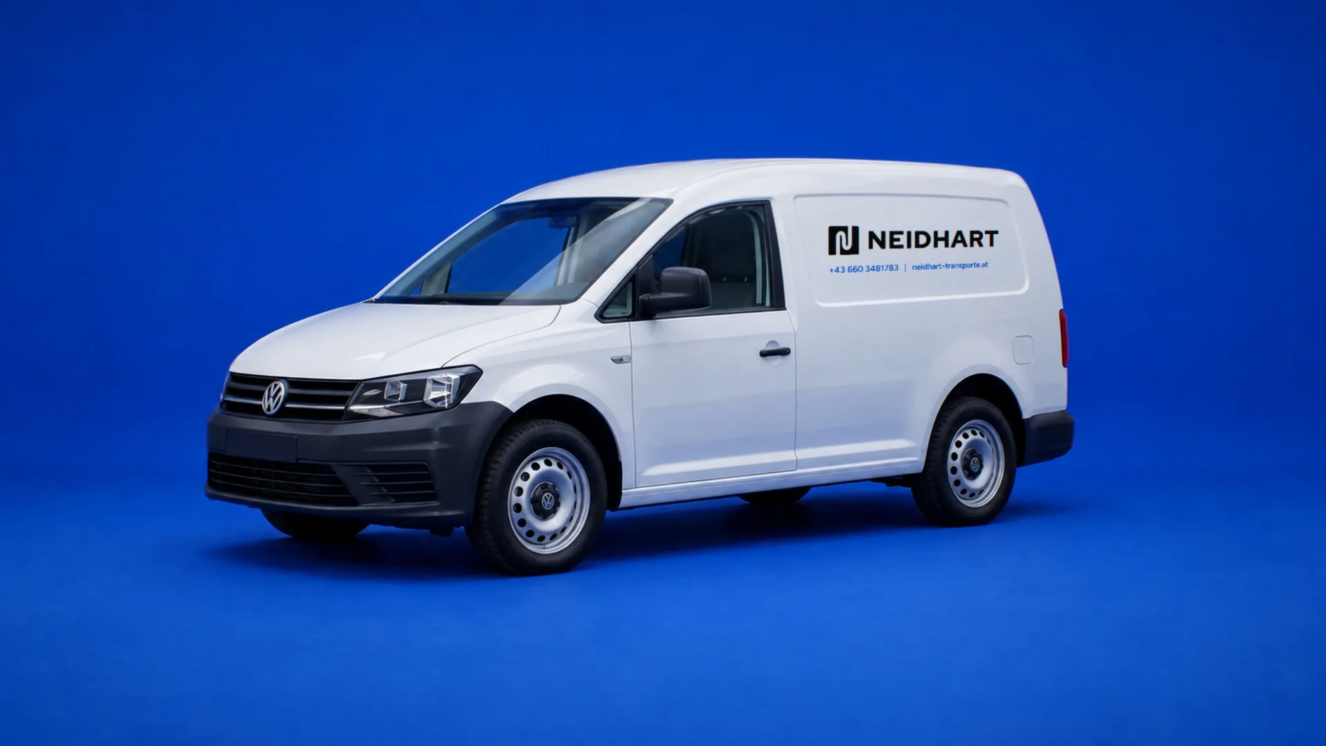 Weißer VW Caddy mit Neidhart Beschriftung auf blauem Grund
